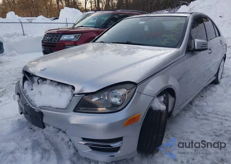 2012 Mercedes-Benz C 300 Sport 4Matic z USA, uszkodzony, nr VIN WDDGF8BB2CF907964